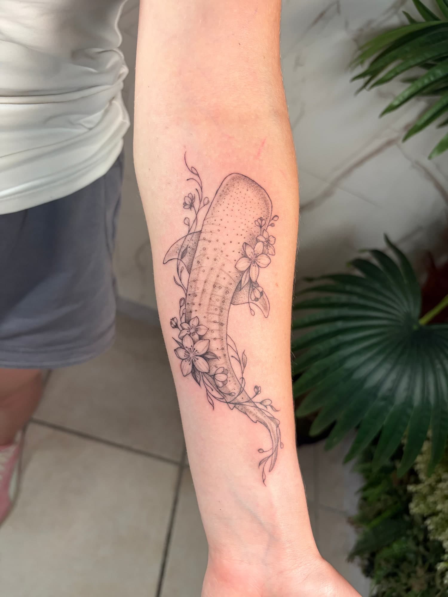 Baleine fleurie — Tatouage fine line réalisé par David chez Dodo Tattoo, Saint-Louis (La Réunion)