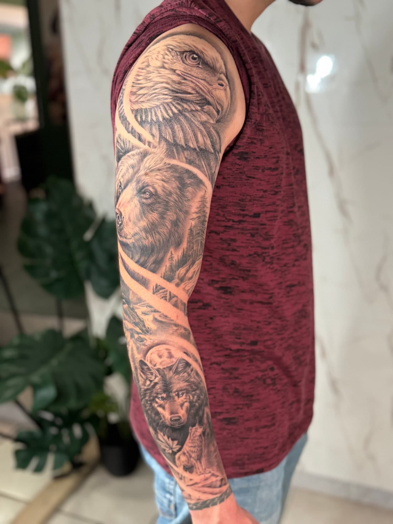 Manchette aigle, ours et loup — Tatouage réalisme réalisé par David chez Dodo Tattoo, Saint-Louis (La Réunion)