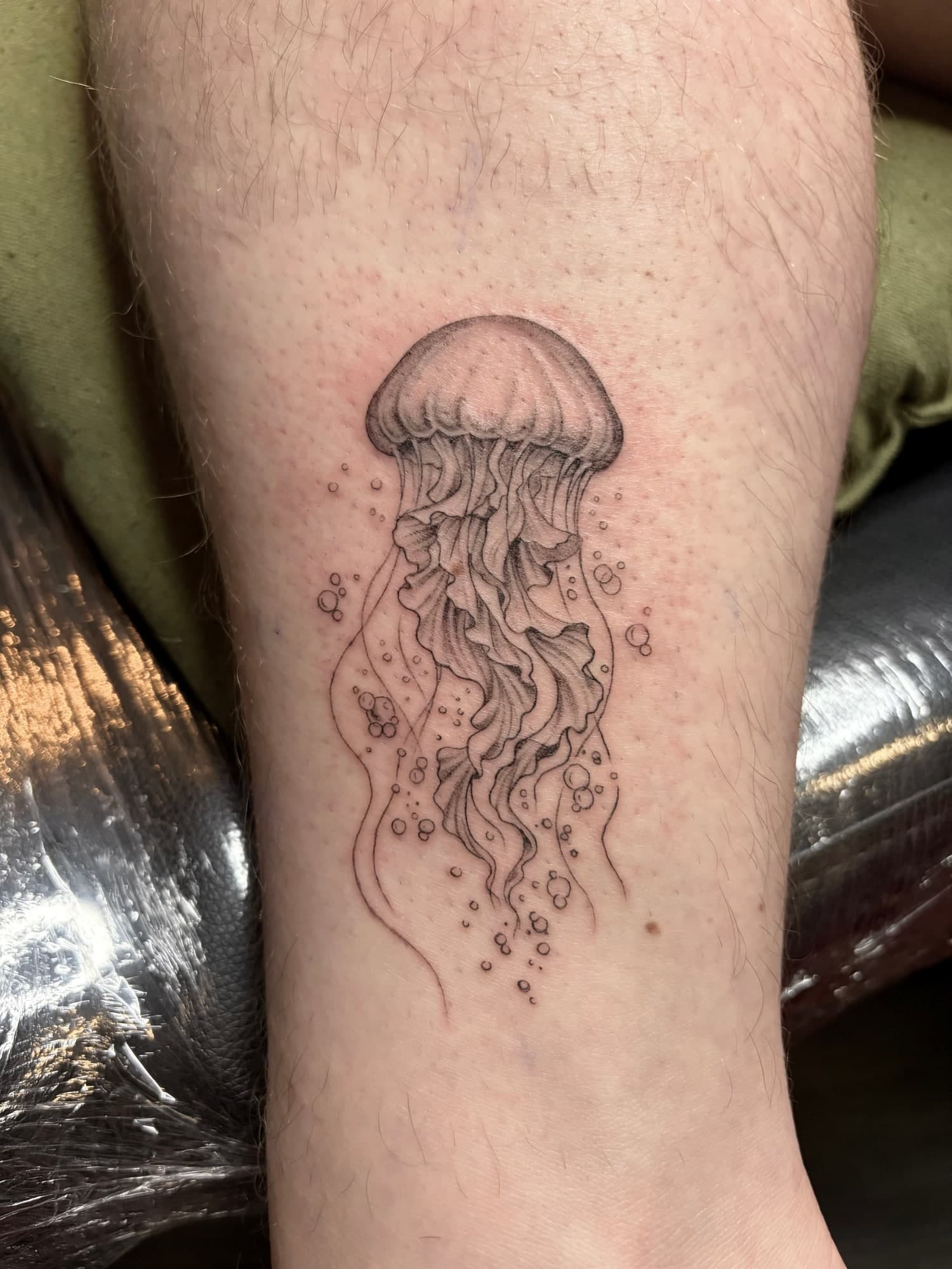 Méduse — Tatouage fine line réalisé par David chez Dodo Tattoo, Saint-Louis (La Réunion)