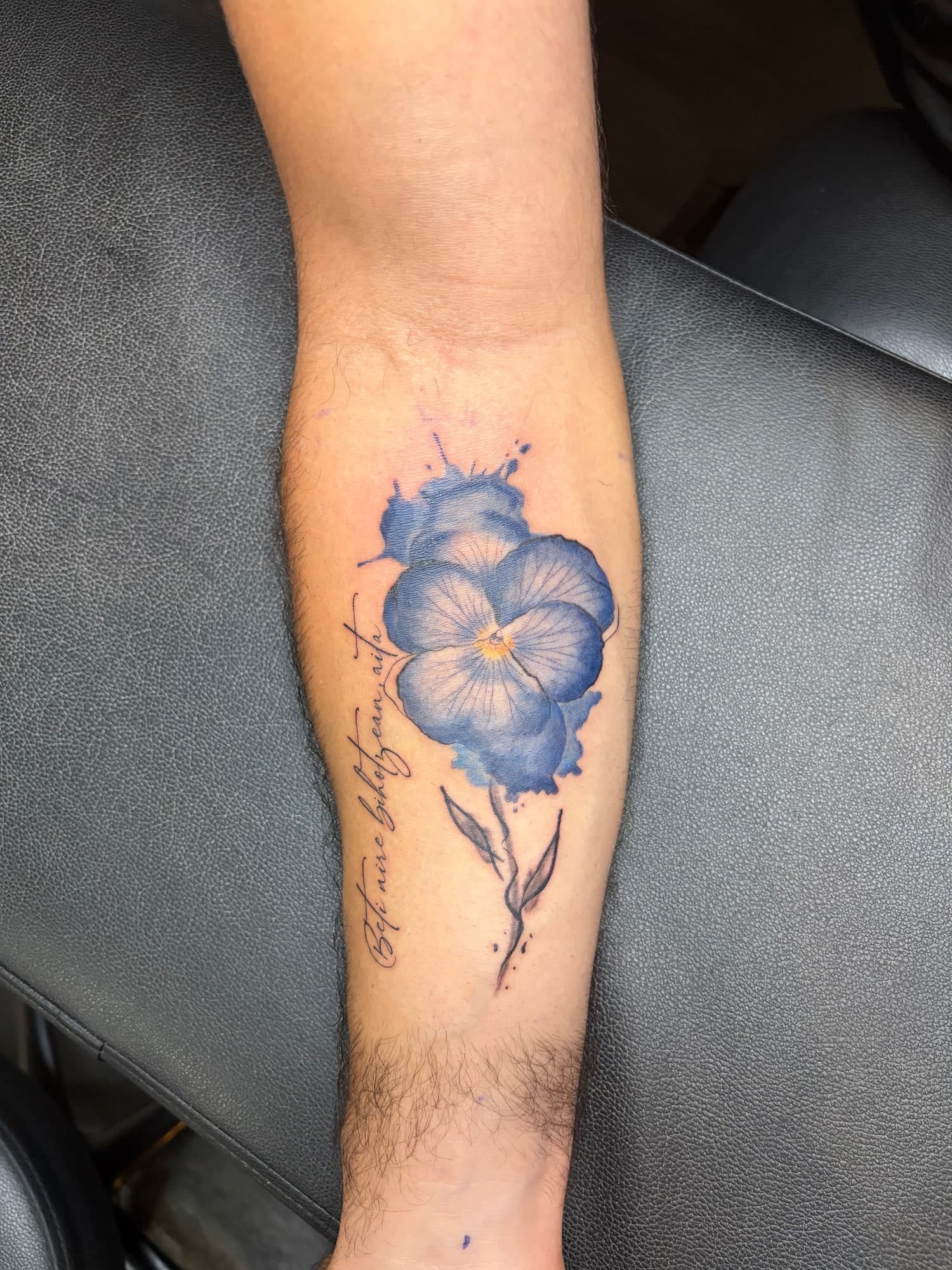 Pensée bleue — Tatouage aquarelle réalisé par David chez Dodo Tattoo, Saint-Louis (La Réunion)