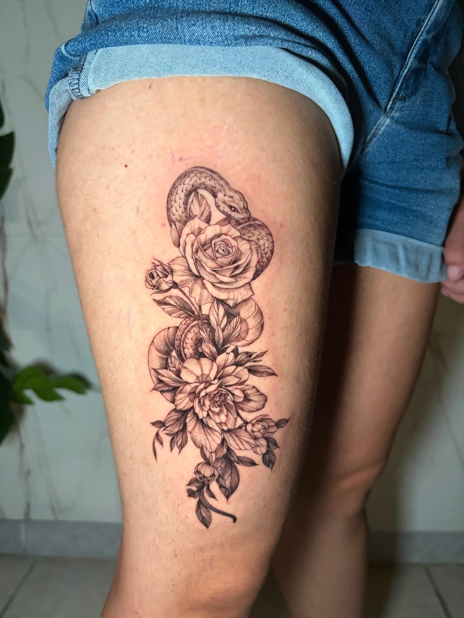 Serpent et roses — Tatouage floral réalisé par David chez Dodo Tattoo, Saint-Louis (La Réunion)