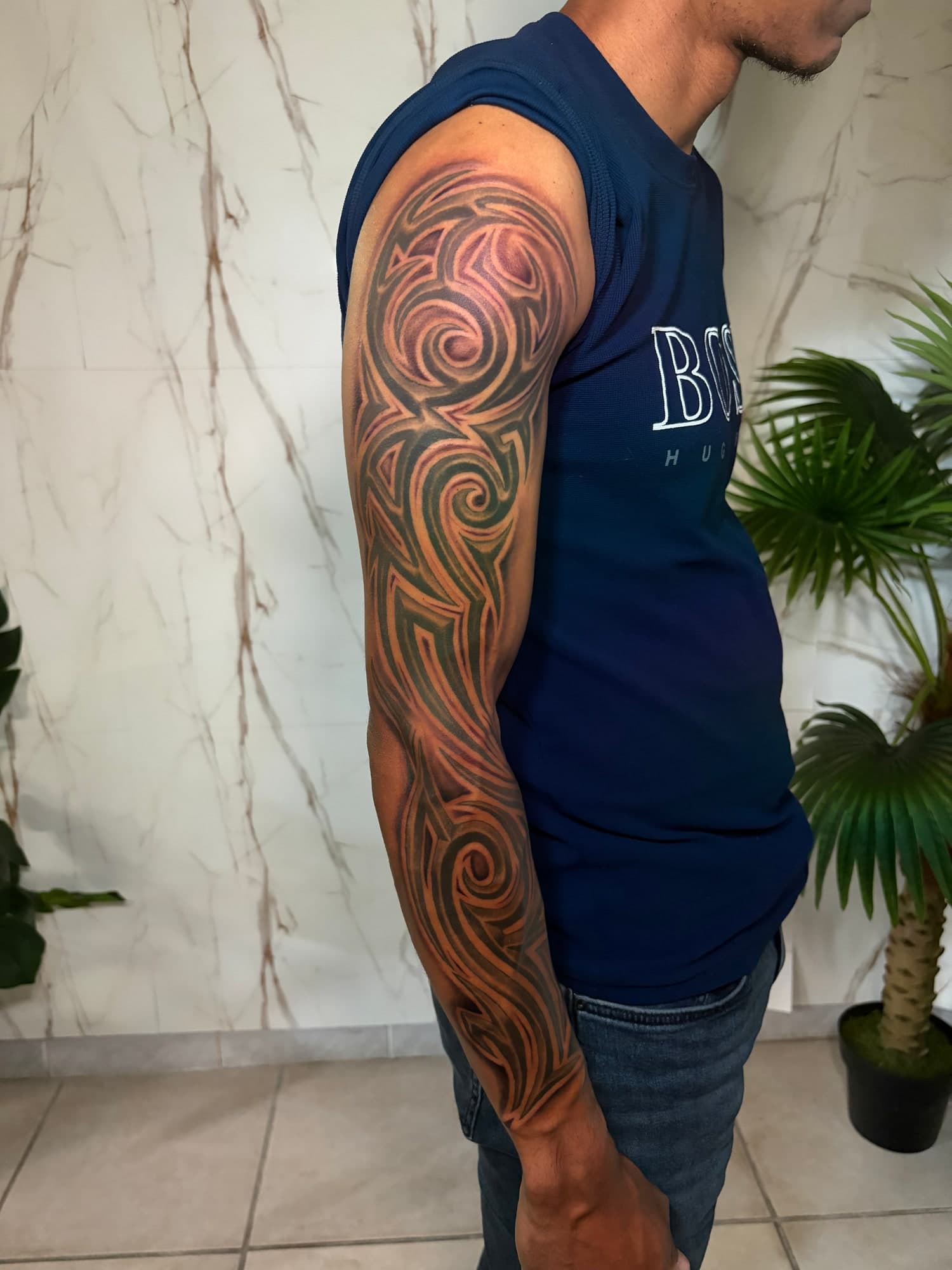 Manchette tribale — Tatouage tribal réalisé par David chez Dodo Tattoo, Saint-Louis (La Réunion)