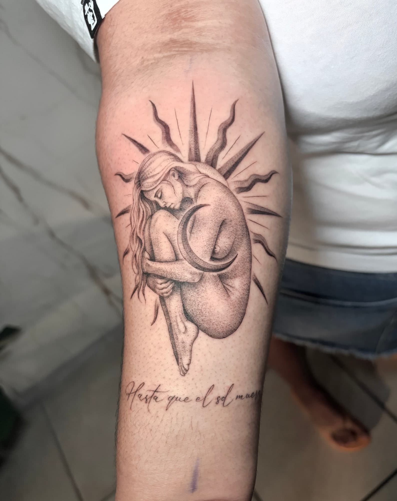 Femme, soleil et lune — Tatouage fine line réalisé par David chez Dodo Tattoo, Saint-Louis (La Réunion)
