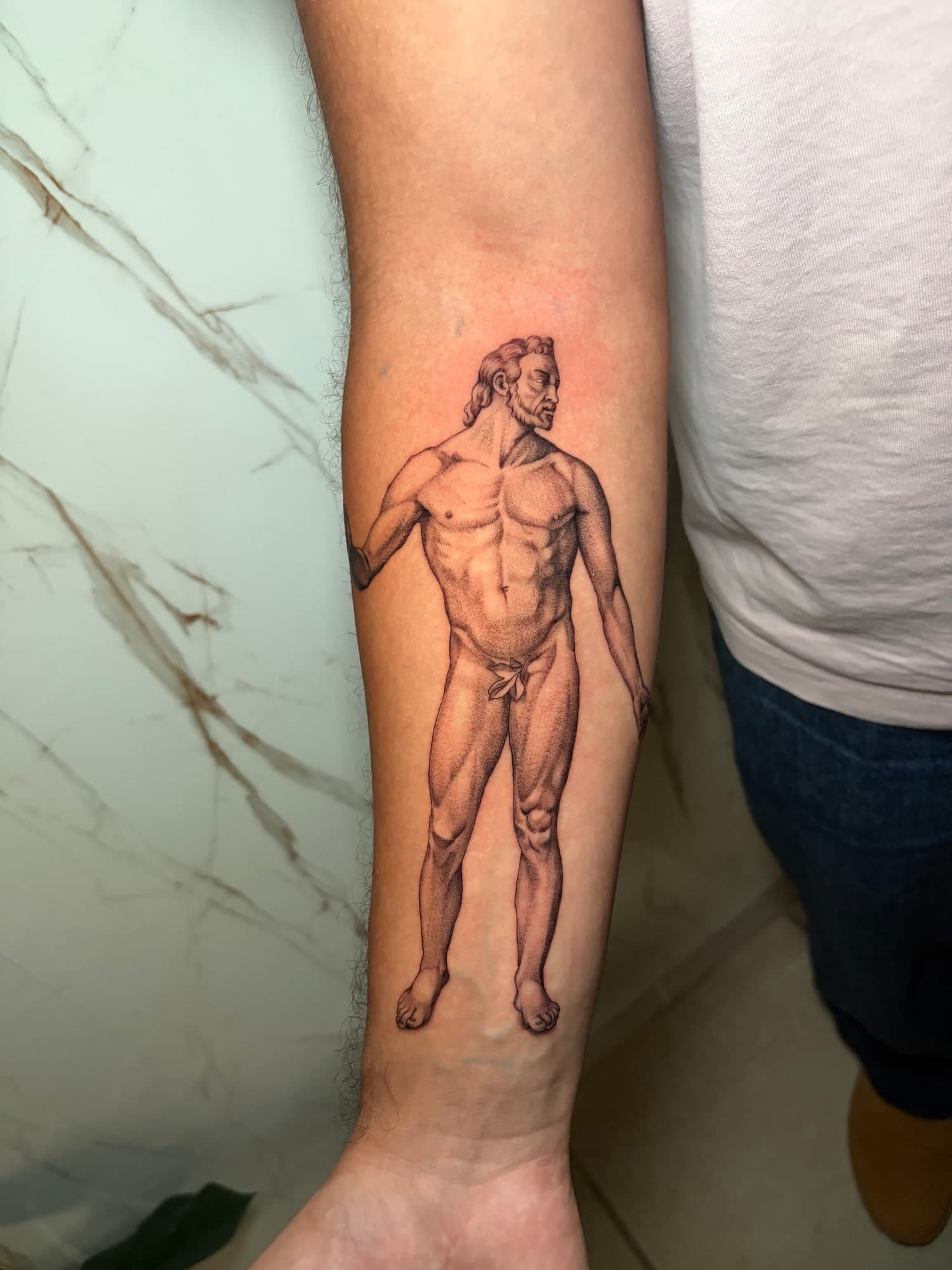 Adam — Tatouage réalisme réalisé par David chez Dodo Tattoo, Saint-Louis (La Réunion)